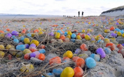 Praia de ilha amanhece com milhares "surpresas" Kinder Ovo