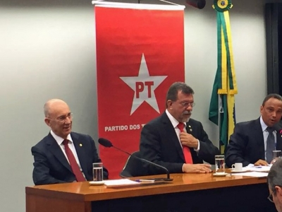 Líder do PT pede que deputados defendam Lula