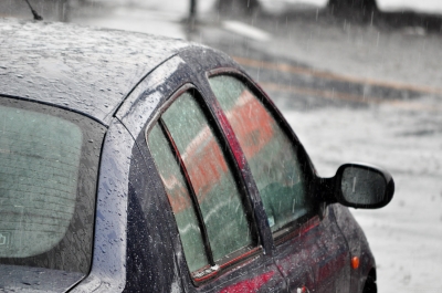 Como digirir com segurança enquanto a chuva cai?