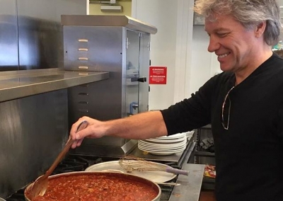 Bon Jovi já abriu 2 restaurantes onde pessoas carentes podem comer de graça