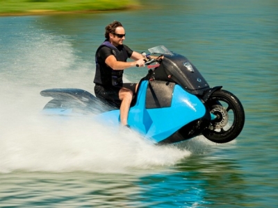 Moto anfíbia faz passeio por lago