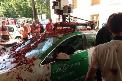 Festa do Tomate deixa carro do Google Street View avariado