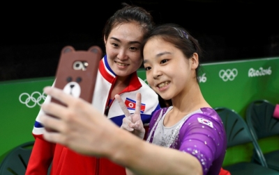 Ginastas da Coreia do Norte e do Sul tiram uma selfie