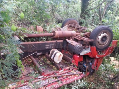 Caminhoneiro morre ao capotar veículo em barranco de rodovia