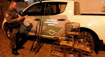 Polícia Ambiental apreende armas e aves em extinção na região