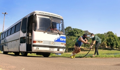 Halterofilista mariliense quebra recorde e puxa ônibus de 18 toneladas