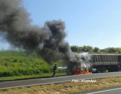 Carreta pega fogo na rodovia SP-294