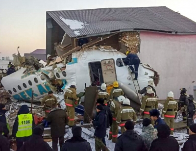 Avião cai no Cazaquistão e mata pelo menos 15 pessoas, são dezenas de feridos