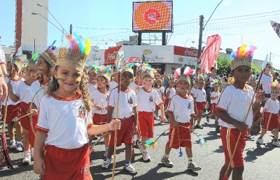 Desfile Cívico-Militar marca comemoração do aniversário da cidade