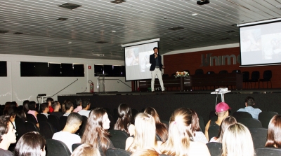 Estudantes discutem temas da atualidade e recebem egresso em palestra sobre reabilitação estética