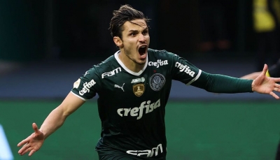 Palmeiras faz 3 a 0 no Goiás e se isola na liderança do Brasileirão