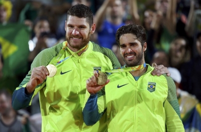 Alison e Bruno Schmidt ganham o ouro no vôlei de praia