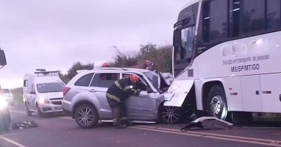 Motorista morre após bater veículo de frente com ônibus