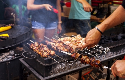 Homem leva multa de R$ 5 mil por fazer churrasco com amigos