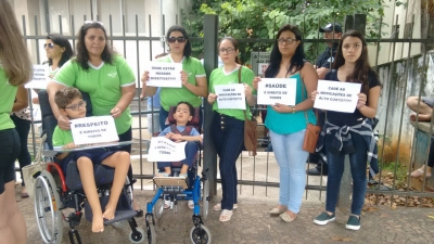 Secretaria da Saúde ignora protestos e mantém silêncio sobre atraso em medicamentos