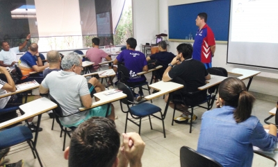 Tênis de mesa: mariliense ministra curso para professores de 11 municípios em Bebedouro