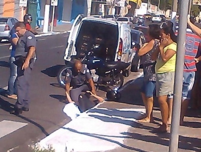 Mulher fica presa em bueiro após acidente de moto