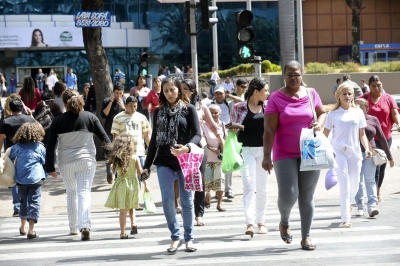 Taxa de desemprego cai 11,7% em outubro, diz IBGE