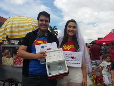 Namorados vendem água em desfile de Carnaval