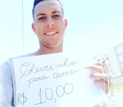 Desempregado, jogador que participou do Mundial de Clubes vende cheirinho de carro em semáforo 