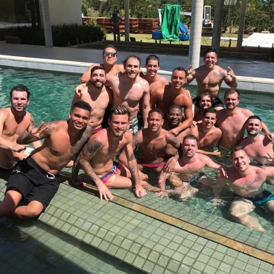 Neymar chega ao Brasil e faz festa em piscina com amigos 