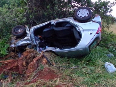 Carro capota com família dentro, e jovem de 24 anos morre na hora