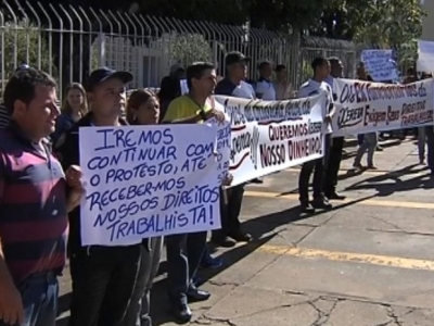 Funcionários da Xereta fazem protesto por salários