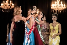 Finalista do Miss Amazonas arranca coroa de vencedora 