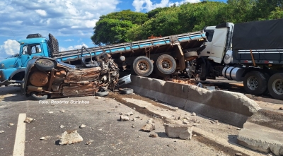 Acidente entre caminhões e carro deixa cinco feridos