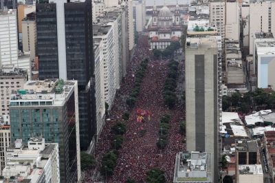 Jogadores do Flamengo chegam ao Rio em clima de festa