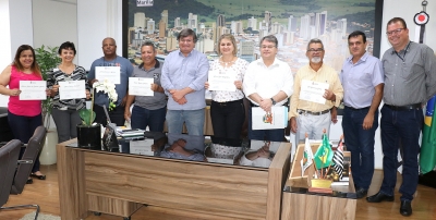 Prefeito Daniel Alonso entrega certificados à servidores aposentados em março