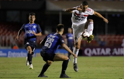 São Paulo só empata e é eliminado em vexame histórico na Libertadores