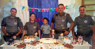 Policiais Militares fazem surpresa de aniversário para menino que sonha em ser PM