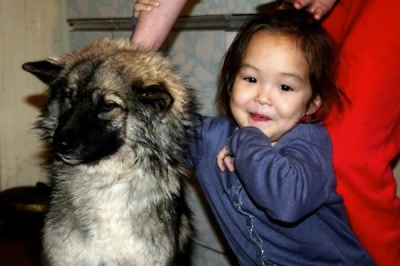 Menina que ficou perdida com cãozinho ganha estátua