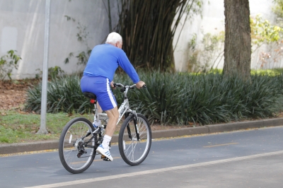 Idosos ensinam como chegar aos 90: andando de bike