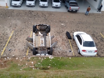 Carro cai em estacionamento ao desviar de cachorro