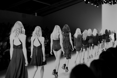 O show deve continuar: Paris Fashion Week confirma desfiles presenciais