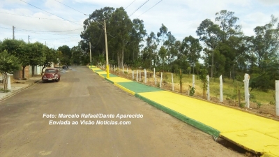 No clima da Copa! Vizinhos pintam calçada de verde/amarelo que vira atração