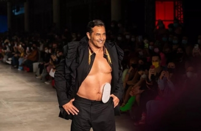 Luciano Szafir desfila com bolsa de colostomia na São Paulo Fashion Week