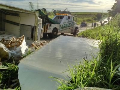 Caminhão com duas toneladas de frango capota em rodovia