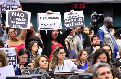 Debate sobre maioridade penal causa tumulto na Câmara