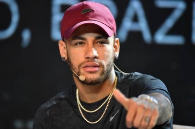 Neymar volta a Paris dois meses após cirurgia