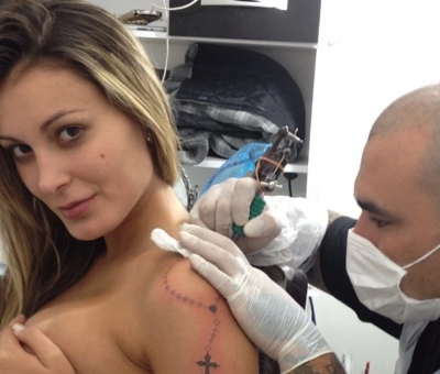 Arrependida, Andressa Urach remove tatuagens: "não quero mais ter"