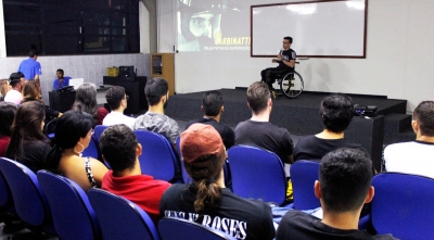 Atleta e cadeirante Yves Carbinati conta sua história e motiva acadêmicos