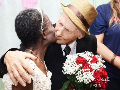 Idosos ganham festa de casamento após 20 anos juntos