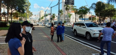 Marilienses protestam e pedem reabertura do comércio