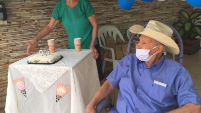 Morador de Rosália completa 90 anos e recebe homenagem da família