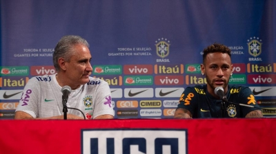 Tite não pensa em tirar faixa de capitão de Neymar na seleção após agressão