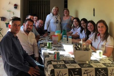 Calcular apresenta novos clientes aos colaboradores, durante café da manhã