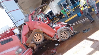 Carro fica prensado entre carretas em pedágio